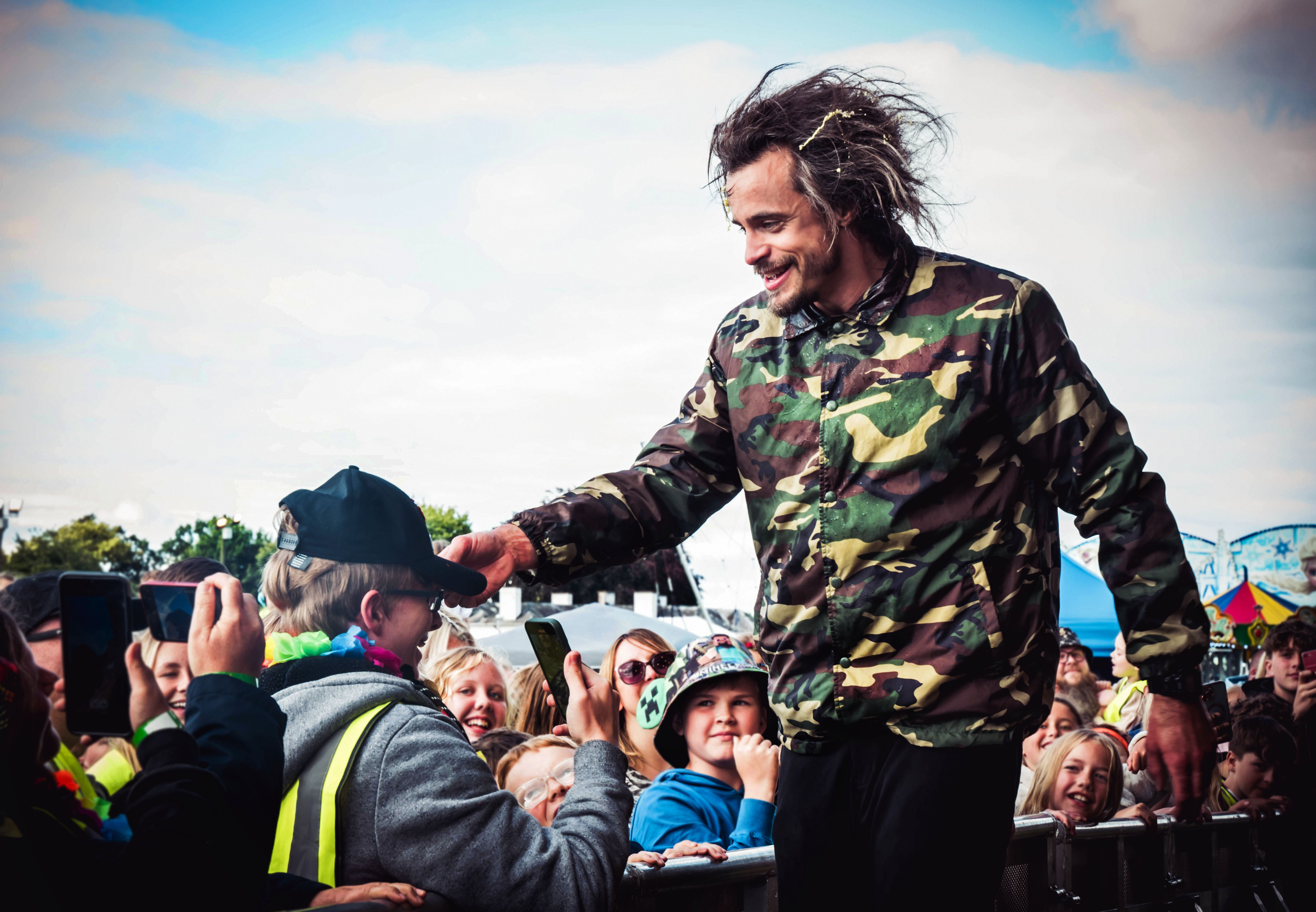Viggo Venn møter unge fans på festival